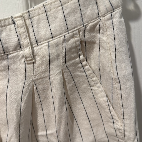 GAP White and Black Striped pleated linen shorts - Picture 4 of 7